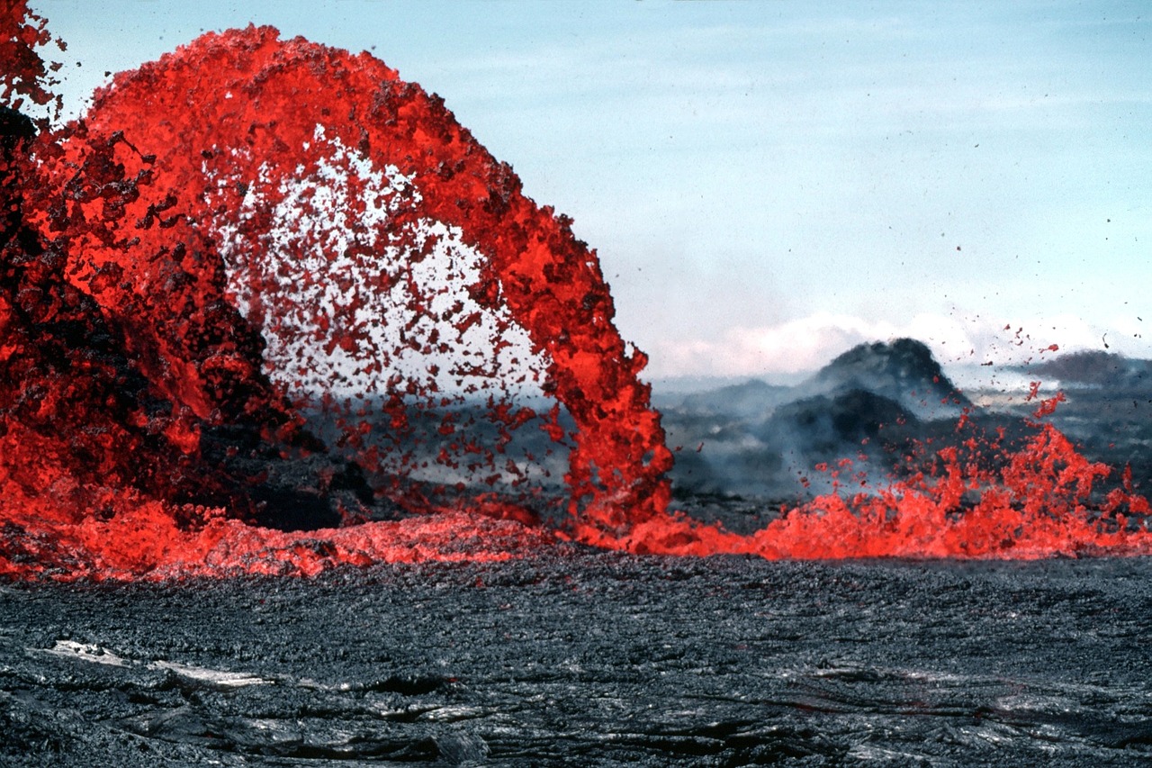 地球还有火山喷发吗:地球还有火山喷发吗现在